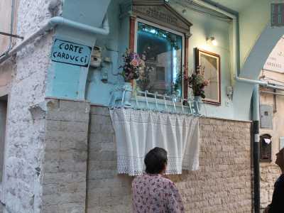 L'edicola che custodisce la Madonna di Costantinopoli in corte Carducci 